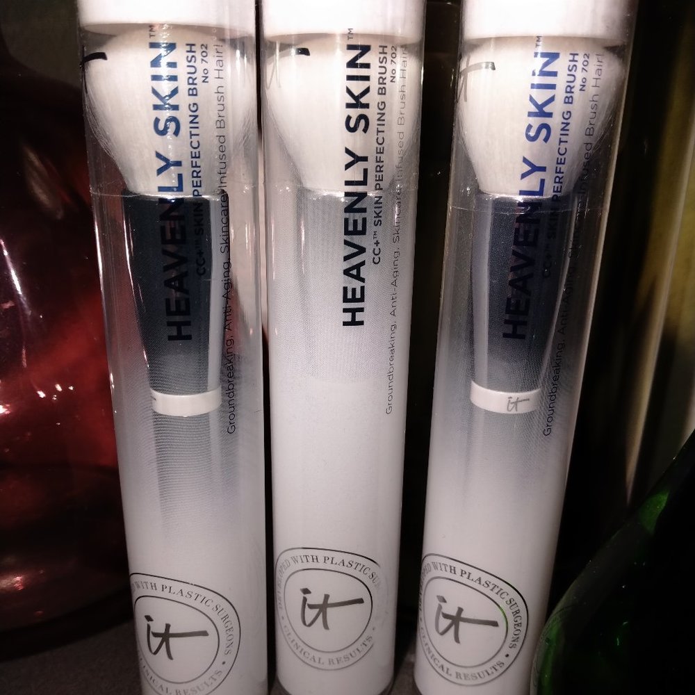 💋IT HEAVENLY SKIN-CC+SKIN PERFECTING BRUSH No702. Brand New 3pc.